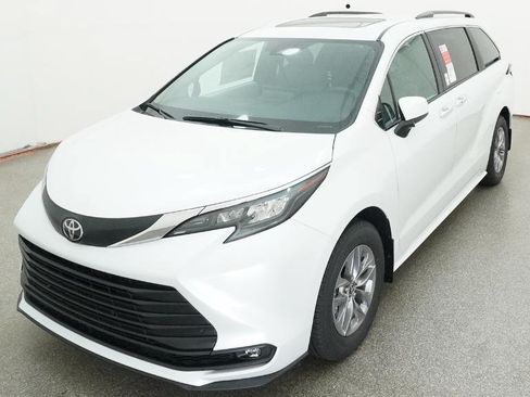 New 2026 Toyota Sienna XLE FWD image 37