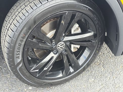Certified 2023 Volkswagen Tiguan SE R-Line AWD/4WD image 13