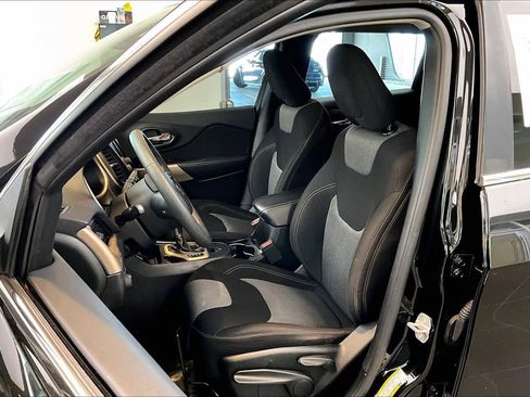 Used 2018 Jeep Cherokee Latitude FWD image 8