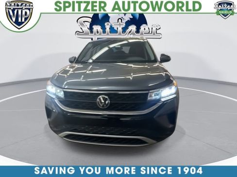 Used 2023 Volkswagen Taos SE w/ Panoramic Sunroof Package FWD image 3