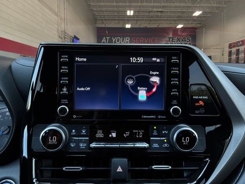 Used 2022 Toyota Highlander LE AWD/4WD image 29