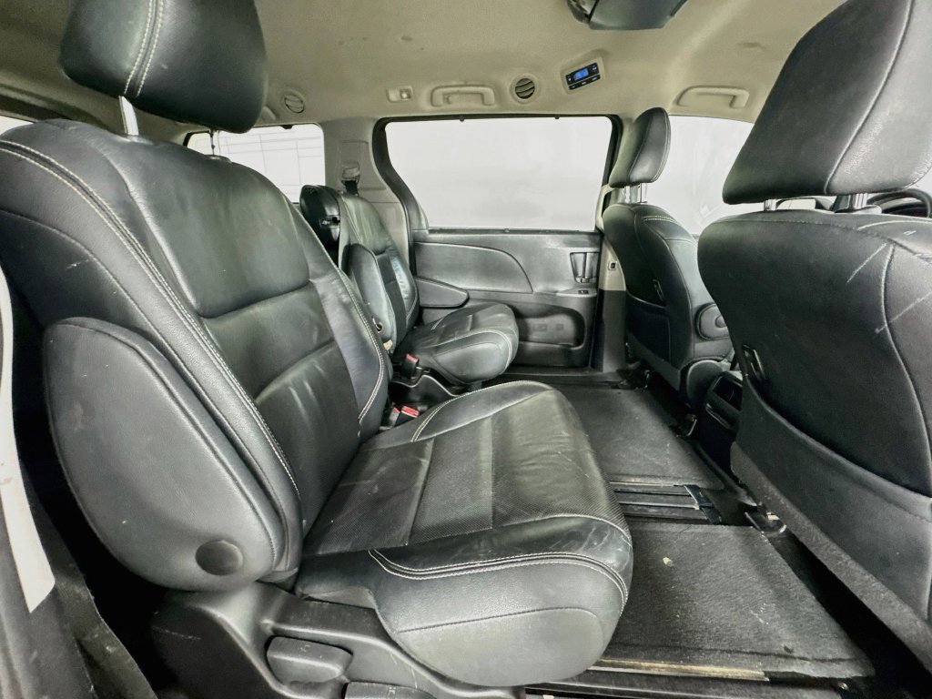 Used 2016 Toyota Sienna SE FWD image 33