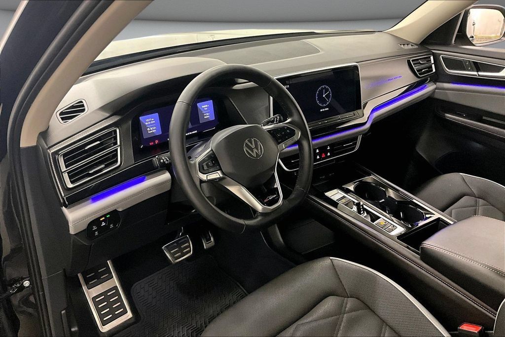 Used 2024 Volkswagen Atlas Peak Edition SE AWD/4WD image 17