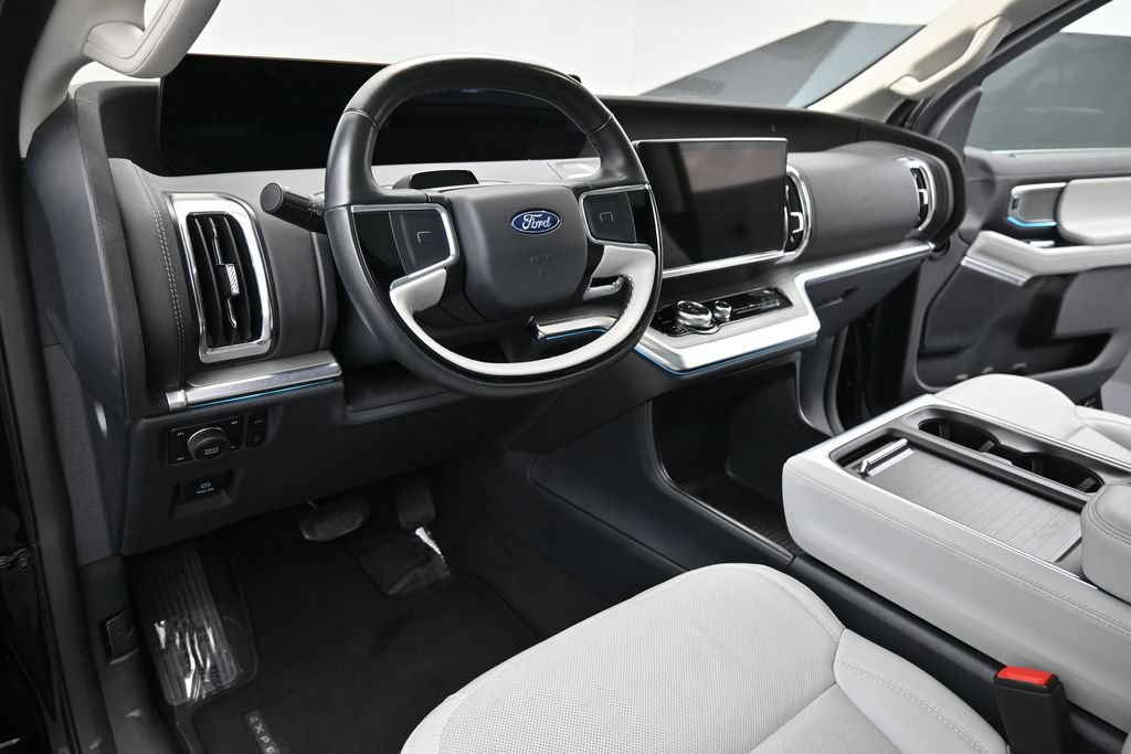 Used 2025 Ford Expedition Platinum w/ Driver's Package AWD/4WD image 12