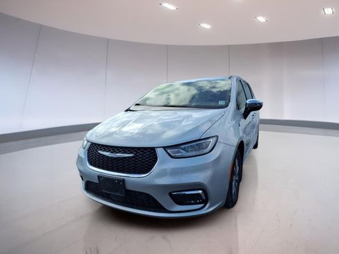 Used 2023 Chrysler Pacifica Limited w/ Uconnect Theater Family Group image 2