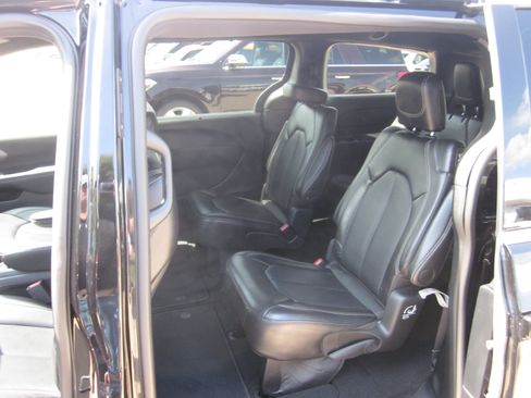 Used 2025 Chrysler Pacifica Select FWD image 10