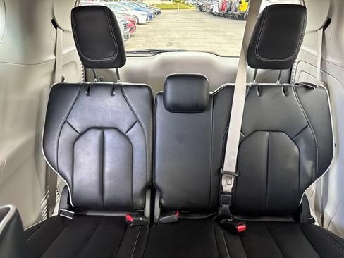 Used 2023 Chrysler Pacifica Limited w/ Uconnect Theater Family Group FWD image 29