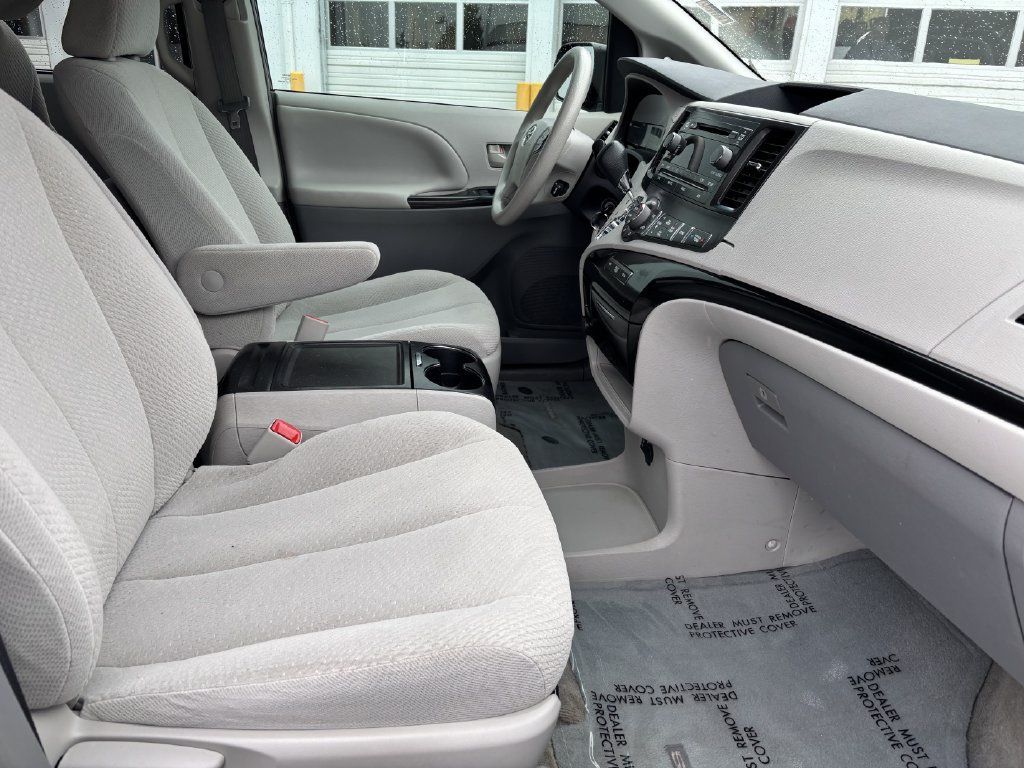 Used 2013 Toyota Sienna LE w/ Towing Pkg FWD image 31