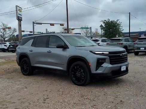 Used 2025 Chevrolet Traverse LT w/ Midnight/Sport Edition image 2