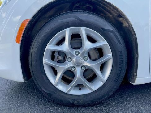 Used 2017 Chrysler Pacifica Touring-L w/ Tire & Wheel Group FWD image 33