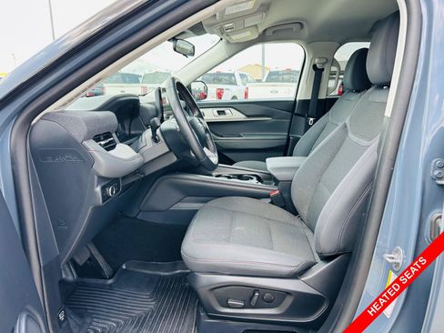 Used 2025 Ford Explorer Active AWD/4WD image 3
