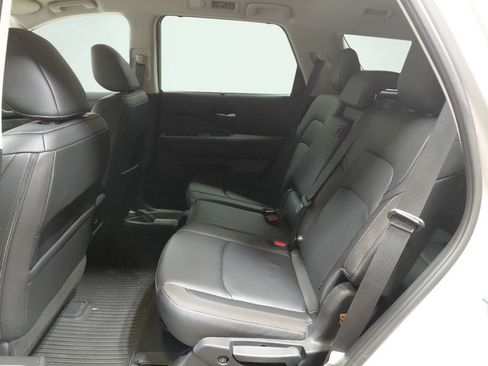 Used 2025 Nissan Pathfinder SL AWD/4WD image 19