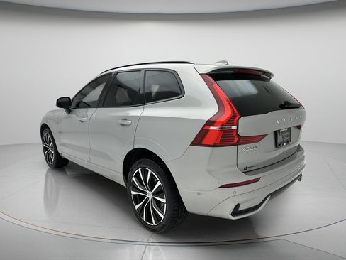 Used 2023 Volvo XC60 B5 Plus AWD/4WD image 4