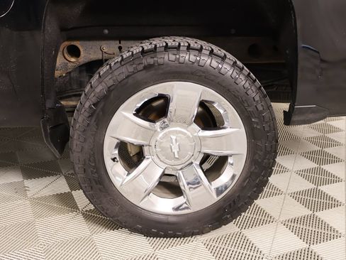 Used 2018 Chevrolet Silverado 1500 LT w/ LT Eassist Package AWD/4WD image 17
