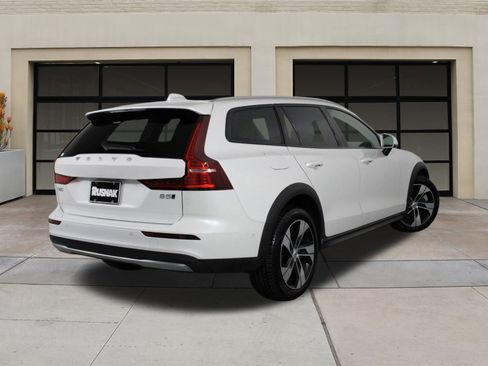 Certified 2025 Volvo V60 B5 Cross Country Plus image 4
