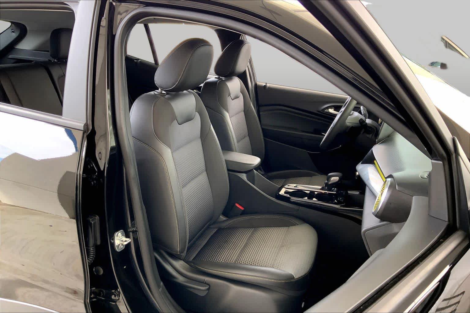 Used 2025 Chevrolet Trax LT FWD image 9