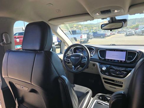 Used 2023 Chrysler Pacifica Touring-L FWD image 10