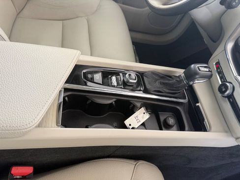Used 2019 Volvo XC60 T5 Momentum w/ Premium Package FWD image 36
