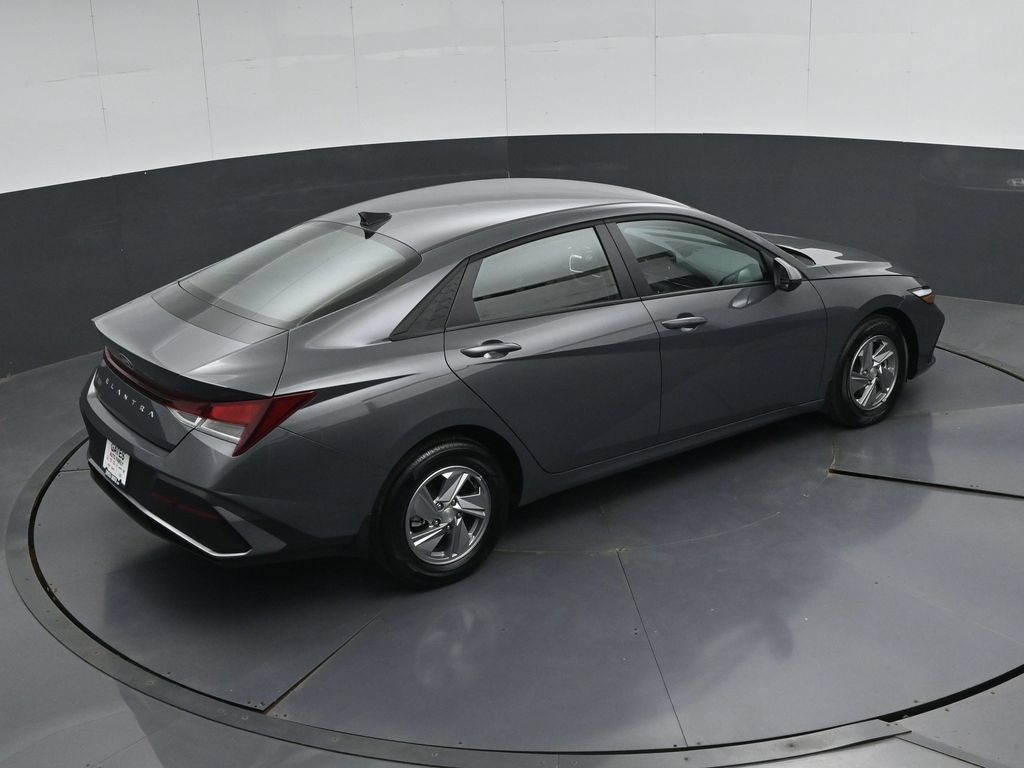 Used 2025 Hyundai Elantra SE FWD image 43