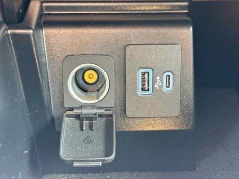 Used 2023 Ford Explorer XLT AWD/4WD image 32