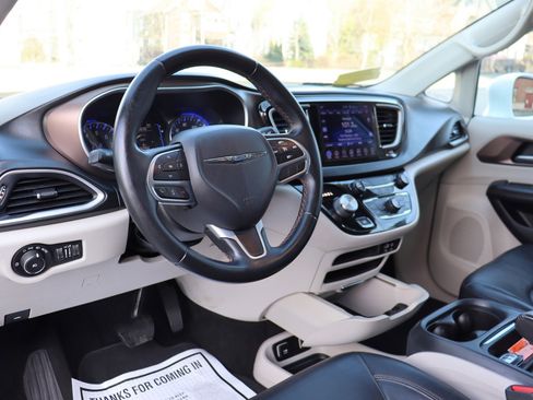 Used 2017 Chrysler Pacifica Touring-L FWD image 10