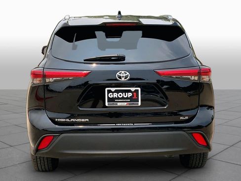 Used 2021 Toyota Highlander XLE FWD image 5