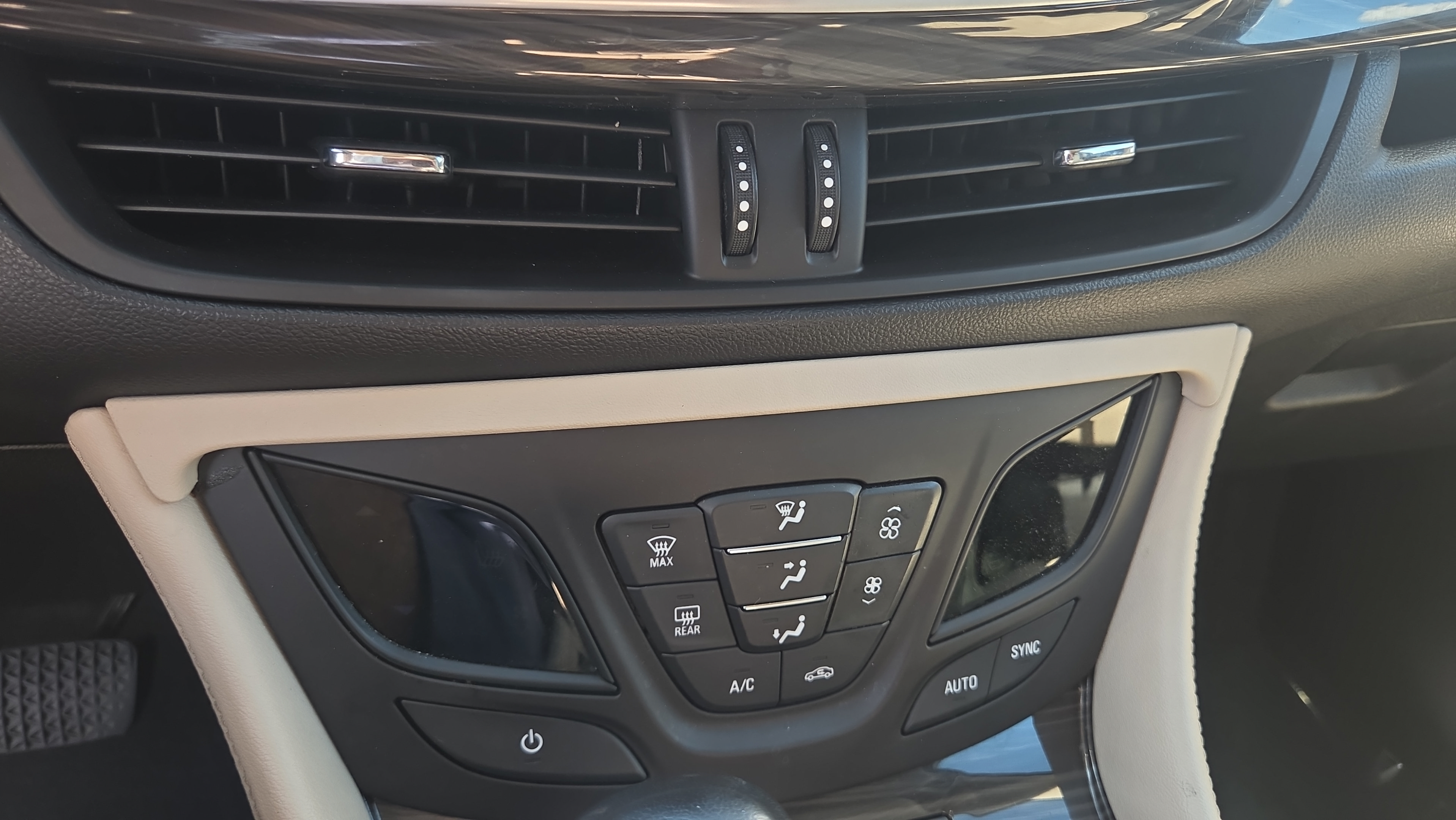Used 2020 Buick Envision Premium AWD/4WD image 29