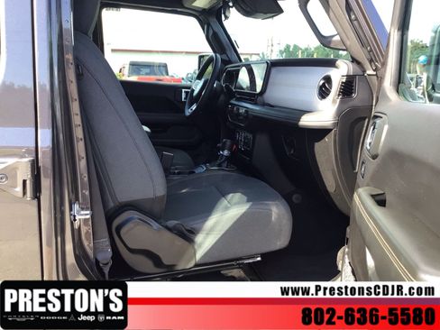 Used 2025 Jeep Wrangler Unlimited Sahara AWD/4WD image 33