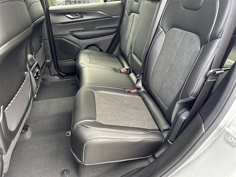 New 2025 Jeep Grand Cherokee Altitude image 11