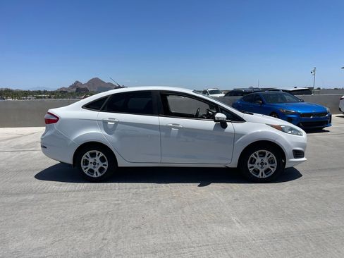 Used 2015 Ford Fiesta SE FWD image 2