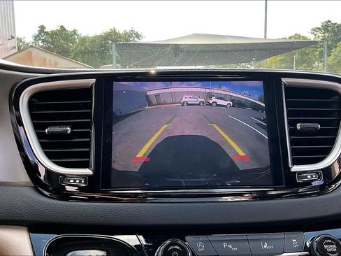 Used 2023 Chrysler Pacifica Touring-L FWD image 14