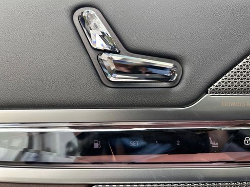 Used 2025 BMW 750e xDrive w/ Executive Package image 24