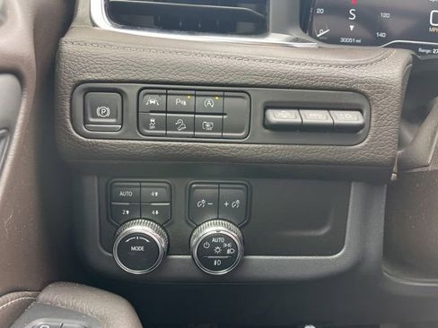 Used 2024 GMC Yukon XL Denali AWD/4WD image 11