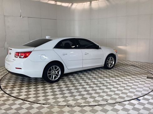 Used 2016 Chevrolet Malibu LT w/ Sun And Convenience Package FWD image 9