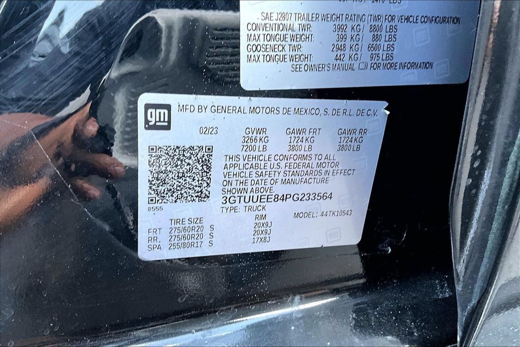 Used 2023 GMC Sierra 1500 AT4 w/ Technology Package AWD/4WD image 3