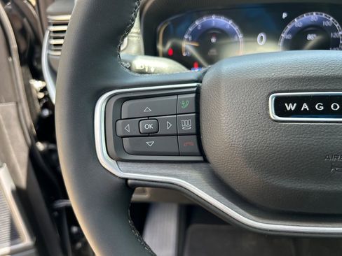 Used 2025 Jeep Wagoneer 4WD image 22