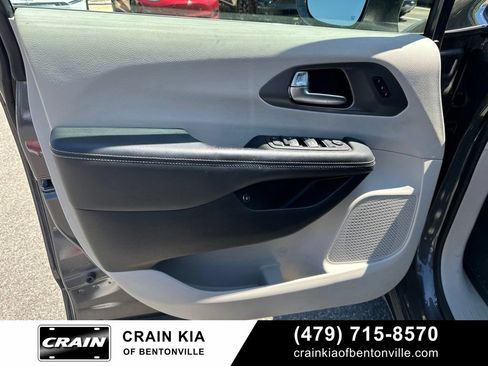 Used 2022 Chrysler Pacifica Touring-L FWD image 15