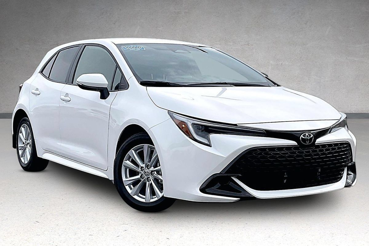 Used 2024 Toyota Corolla SE w/ SE Package FWD image 2