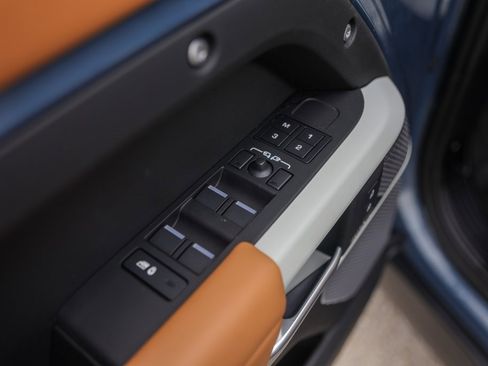 Used 2024 Land Rover Defender 110 SE image 26