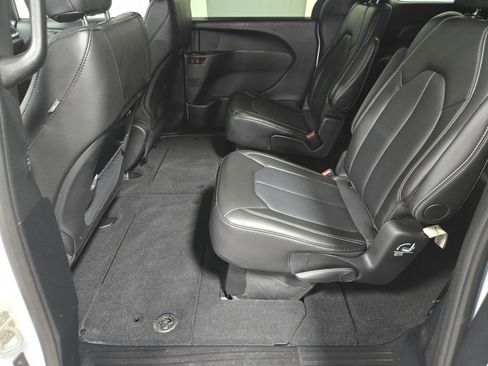 Used 2024 Chrysler Pacifica Touring-L w/ S Appearance Package AWD/4WD image 33