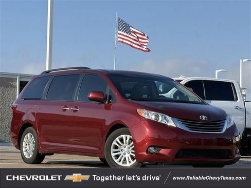 Used 2017 Toyota Sienna XLE image 2