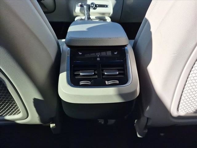 Used 2022 Volvo XC90 T5 Momentum AWD/4WD image 17