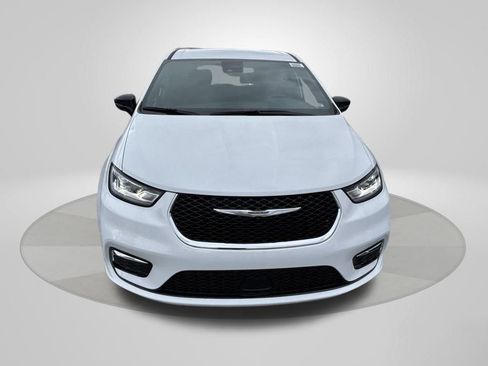 New 2026 Chrysler Pacifica Select image 2