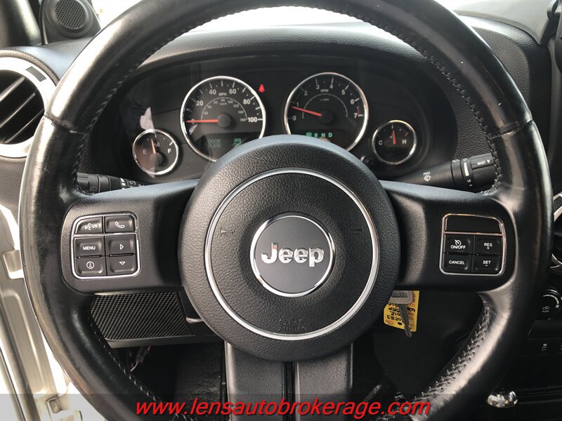 Used 2012 Jeep Wrangler Rubicon AWD/4WD image 12