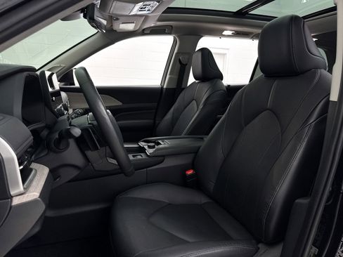 Used 2024 Toyota Grand Highlander AWD image 22