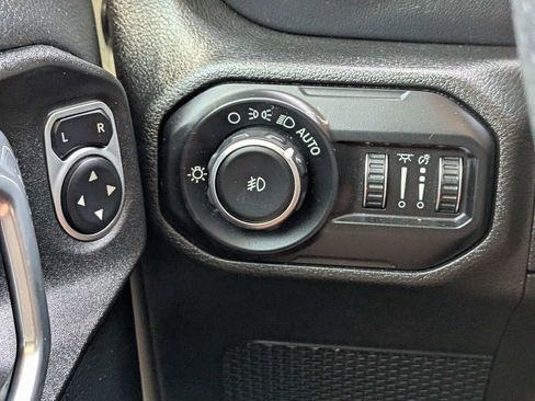 Used 2019 Jeep Wrangler Unlimited Sahara w/ Dual Top Group AWD/4WD image 26