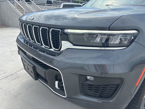 Used 2022 Jeep Grand Cherokee Overland AWD/4WD image 11