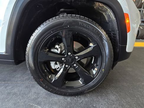 Certified 2023 Jeep Grand Cherokee Limited w/ Black Appearance Package AWD/4WD image 31