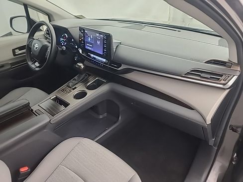 Used 2024 Toyota Sienna LE AWD/4WD image 15