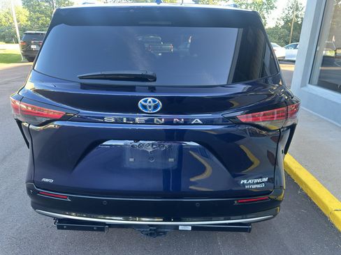 Used 2022 Toyota Sienna Platinum AWD/4WD image 5